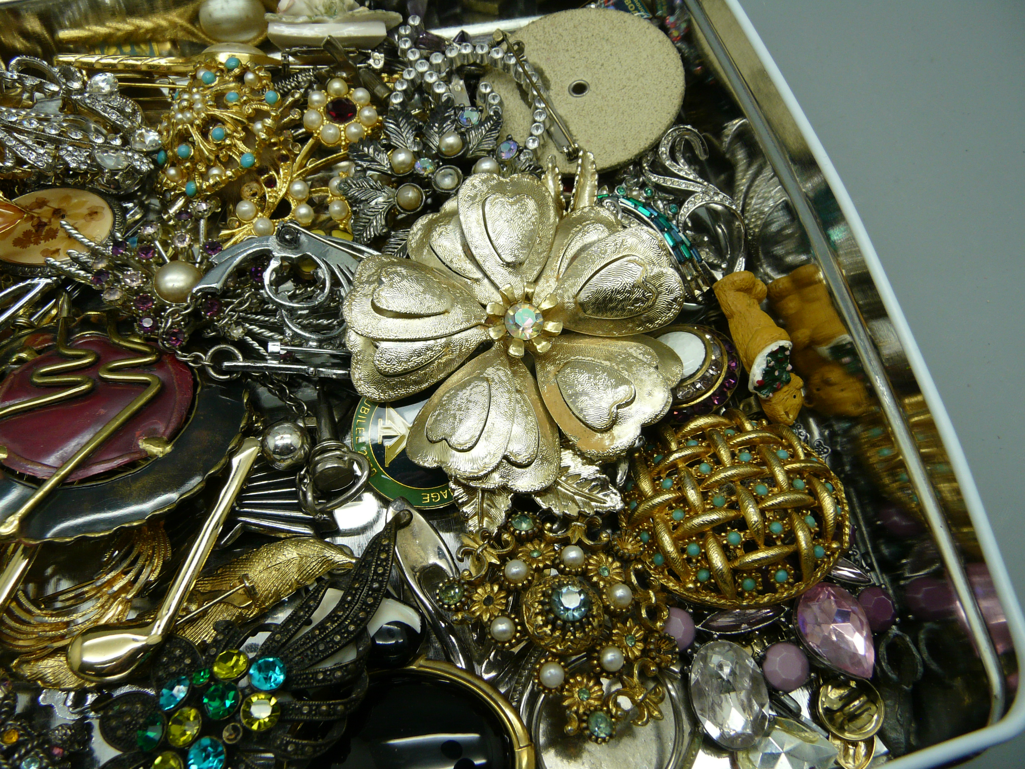 Costume brooches - Image 3 of 4