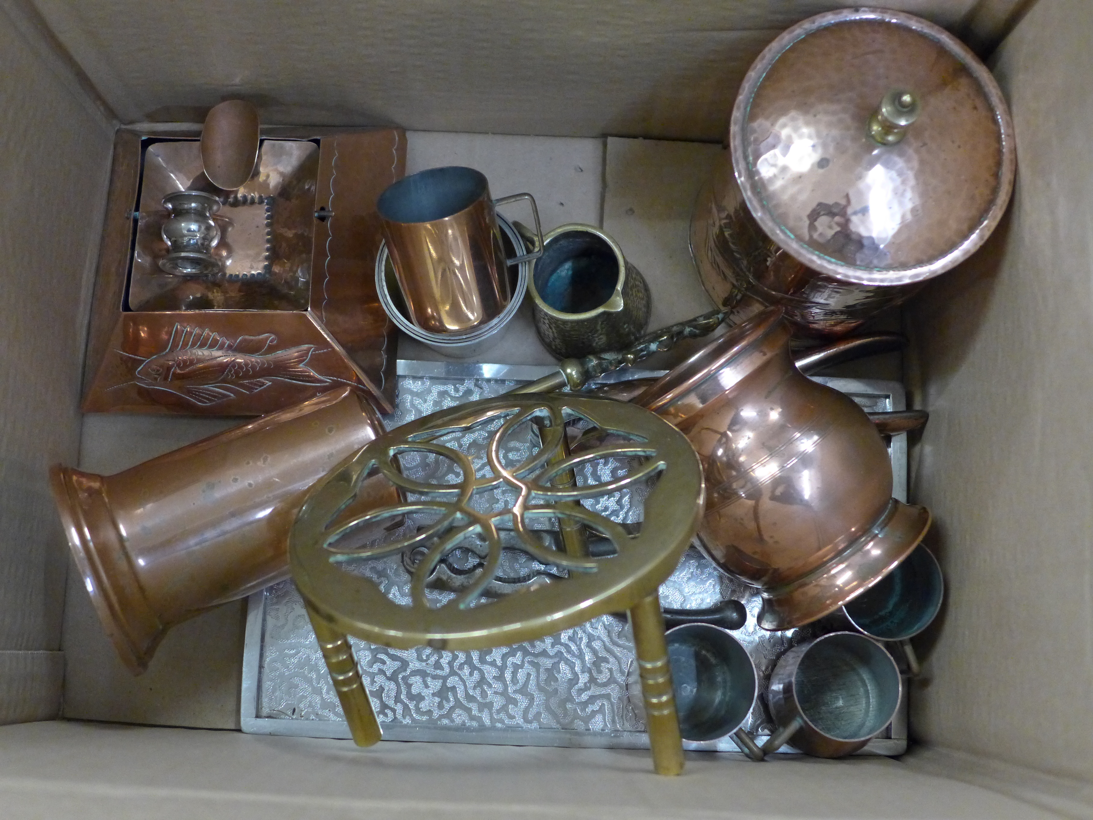 A collection of brass and metalware **PLEASE NOTE THIS LOT IS NOT ELIGIBLE FOR POSTING AND PACKING** - Image 3 of 4