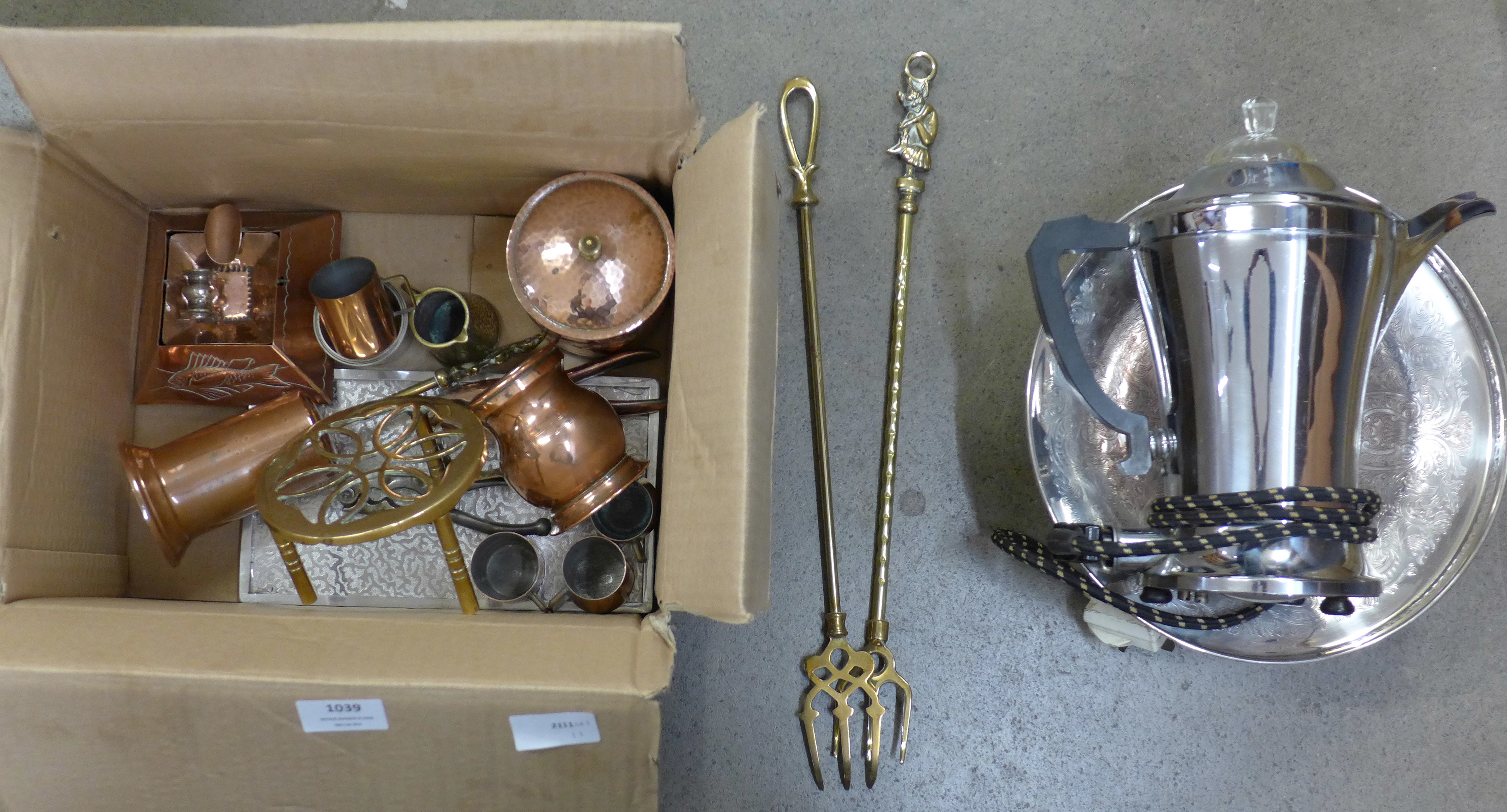 A collection of brass and metalware **PLEASE NOTE THIS LOT IS NOT ELIGIBLE FOR POSTING AND PACKING**