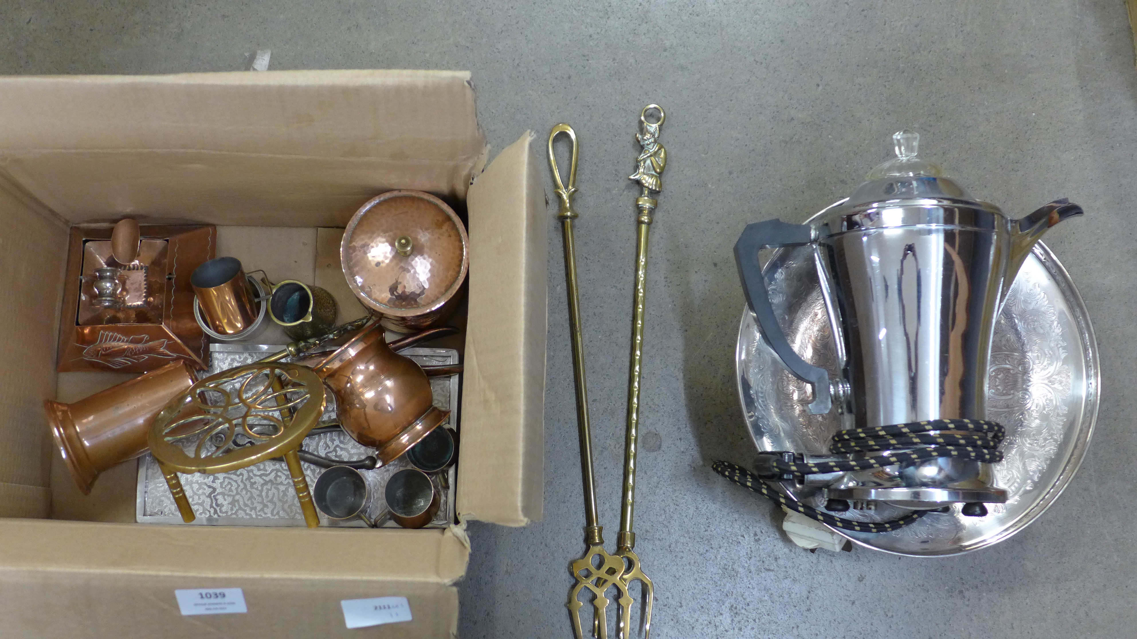 A collection of brass and metalware **PLEASE NOTE THIS LOT IS NOT ELIGIBLE FOR POSTING AND PACKING** - Image 2 of 4