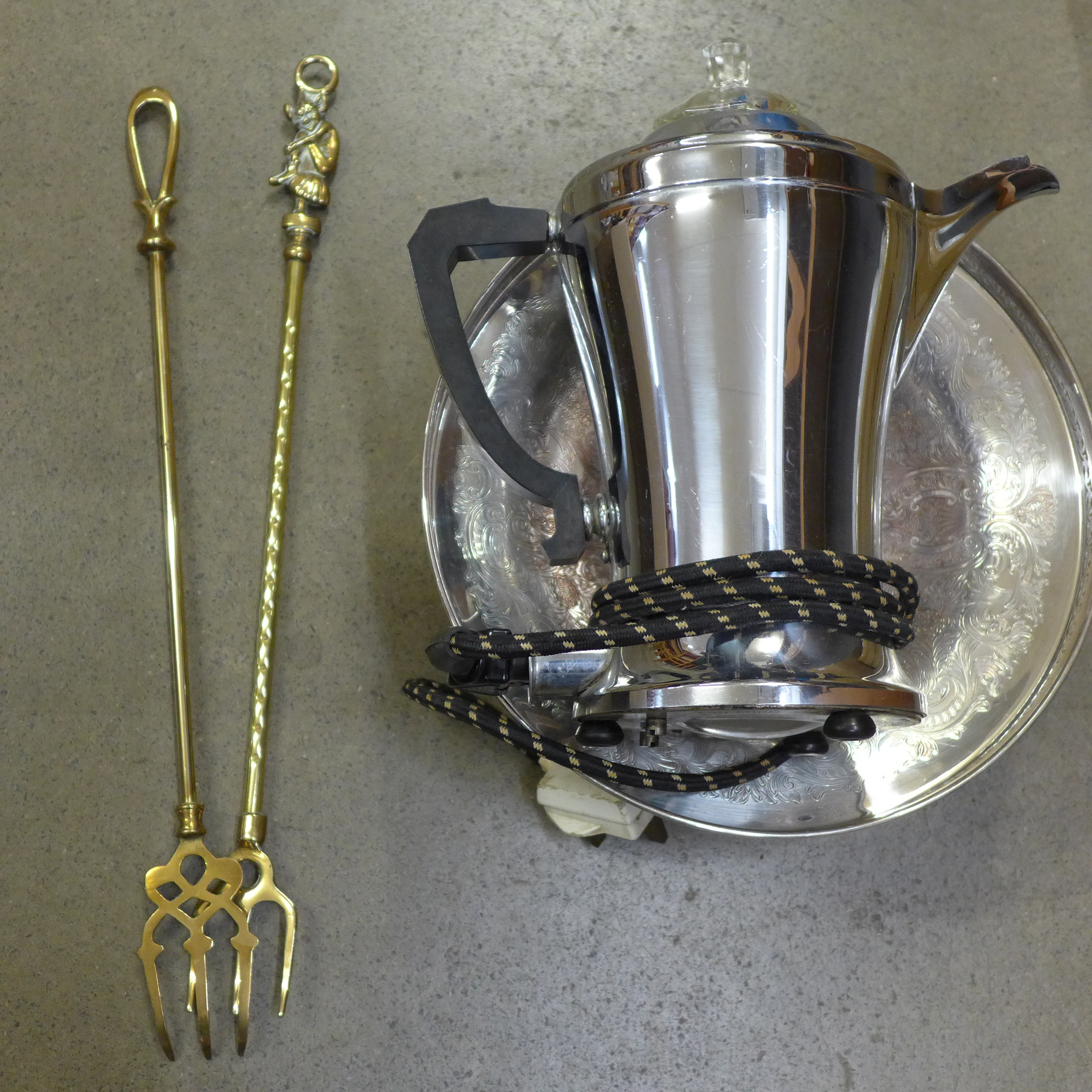 A collection of brass and metalware **PLEASE NOTE THIS LOT IS NOT ELIGIBLE FOR POSTING AND PACKING** - Image 4 of 4
