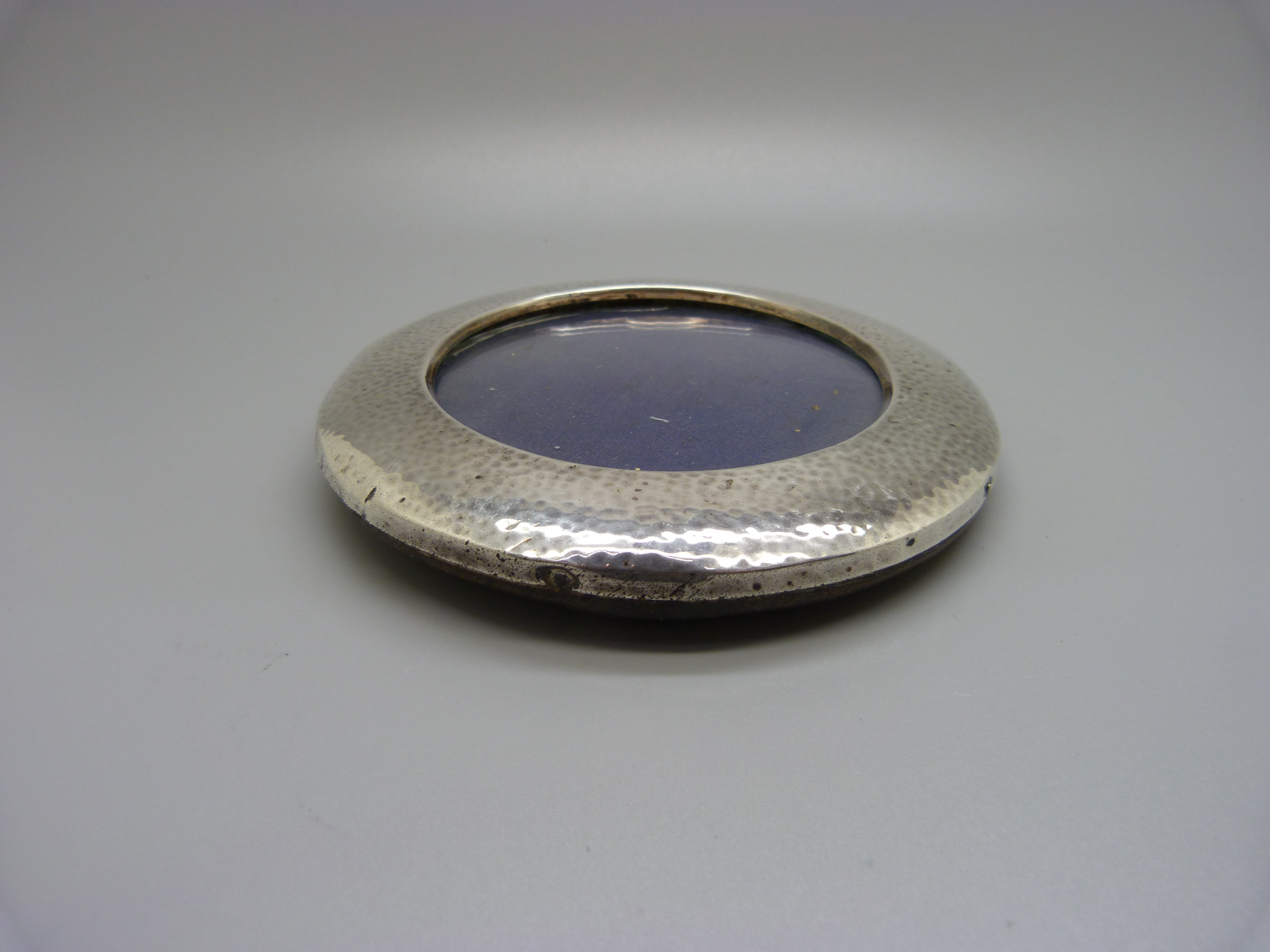 A hammered effect silver photograph frame, Birmingham 1908, 13cm - Image 4 of 4