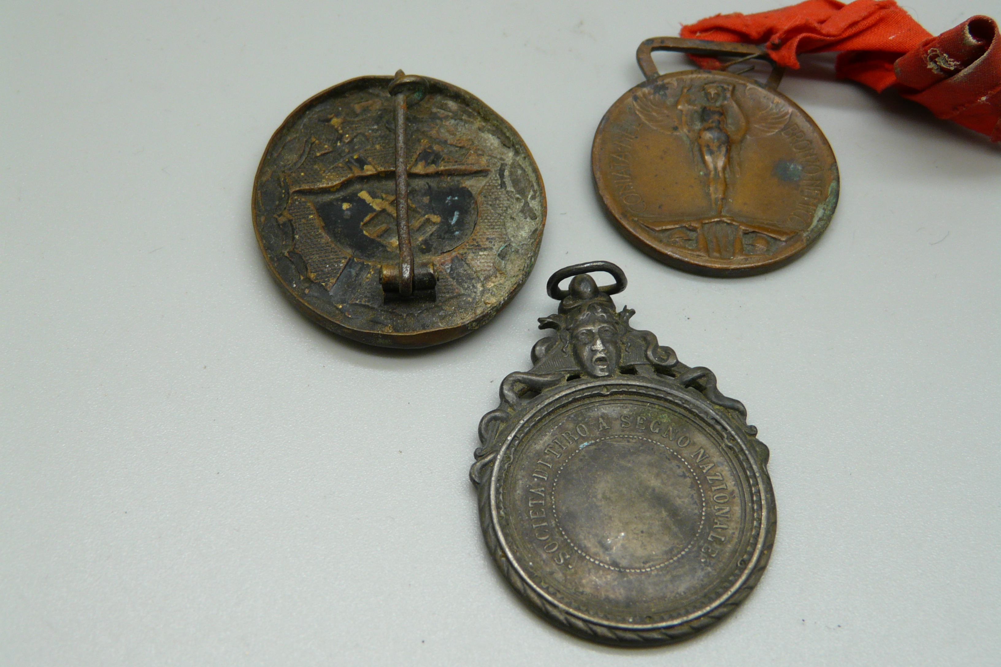 A German WWII badge and two medallions - Image 2 of 2
