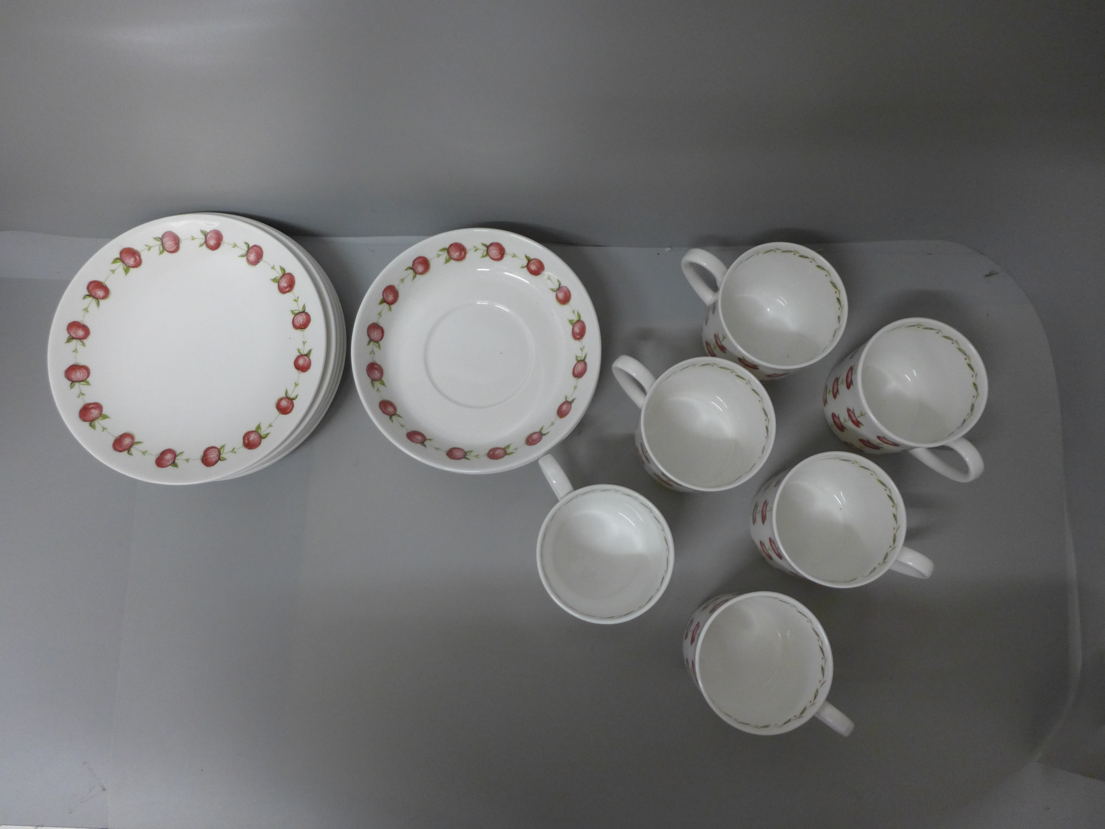 A Susie Cooper Apple Gay set of six cups, saucers and tea plates - Image 3 of 3