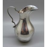 A silver cream jug, Chester 1907, 55g, 9cm