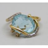 An 18ct gold, diamond and aquamarine ring, 5.5g, P