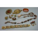 Costume jewellery including an Art Deco agate necklace, an agate brooch, a spider brooch and