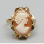 A 9ct gold cameo ring, 2.5g, J