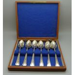 A cased set of six silver grapefruit spoons, 201g