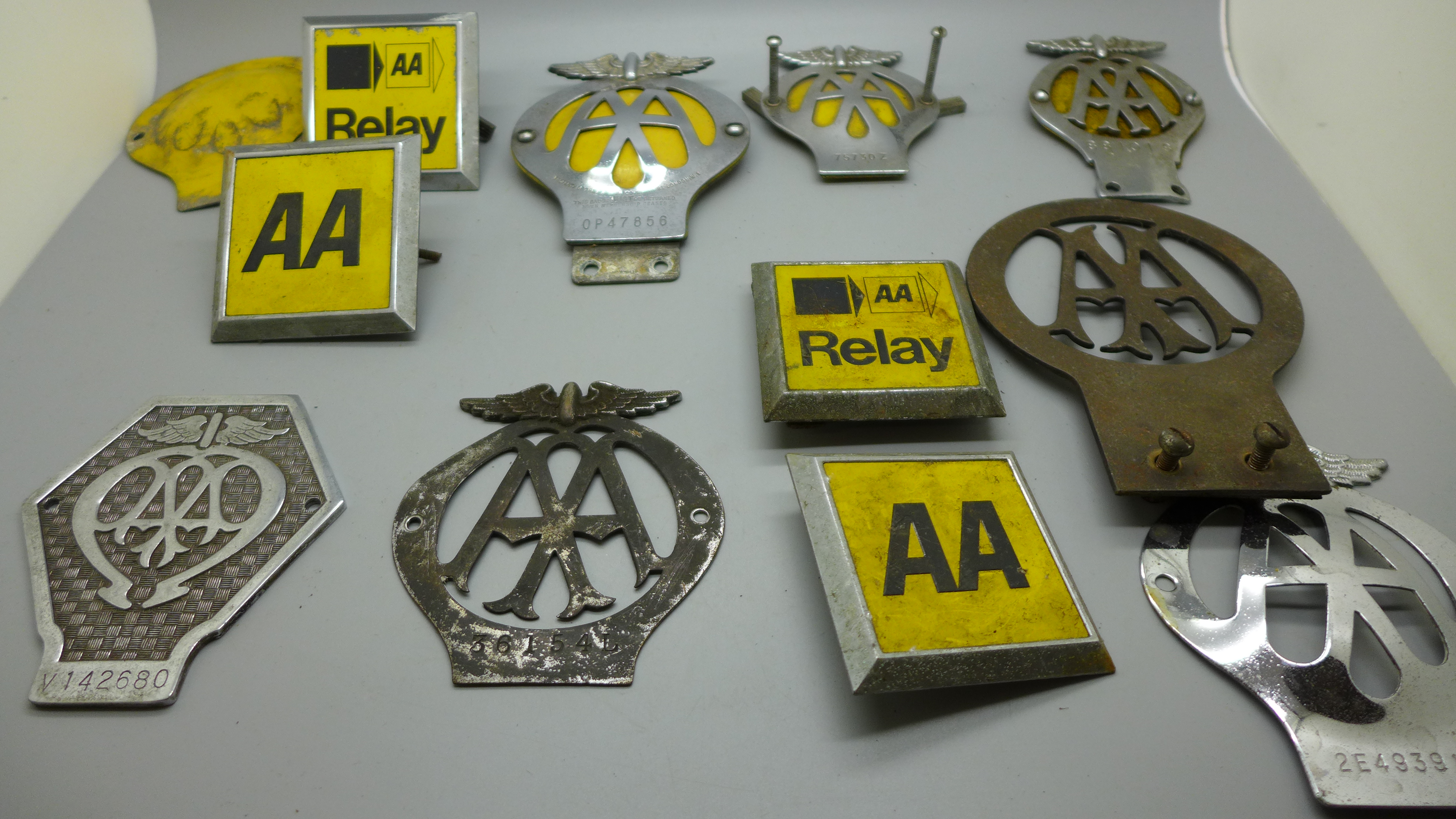 A collection of vintage AA car badges, including pre-war, one numbered 36154L - Image 3 of 3