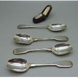 Four silver spoons and a Victorian silver thimble, cased, London 1894, (spoons 66g)