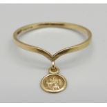 A 9ct gold ring with a St. Christopher charm, 0.7g, N