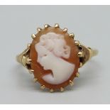 A 9ct gold cameo ring, 2.1g, J