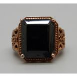 A silver gilt cushion cut onyx ring, with rose gold finish, O