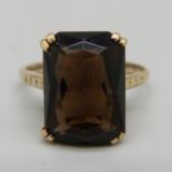 A 9ct gold, emerald cut quartz ring, 3.8g, M