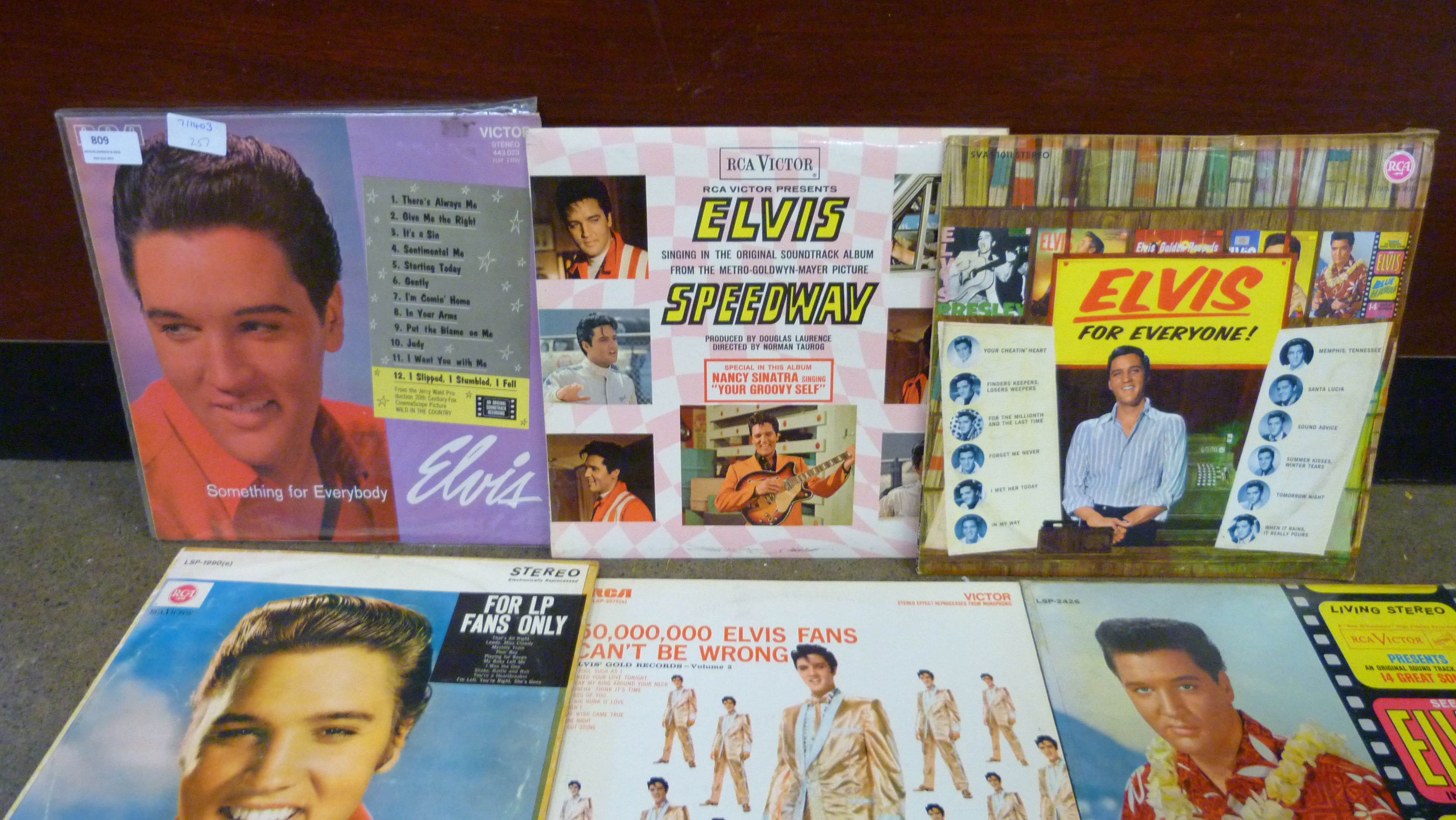 Thirty-two Elvis Presley LP records including film sound tracks - Image 3 of 3