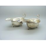 A pair of silver sauce boats, London 1913, 186g