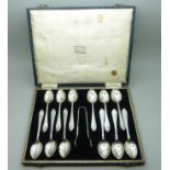 A cased set of twelve silver tea spoons with sugar bows, 161g