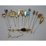 Assorted costume jewellery, brooches, etc.
