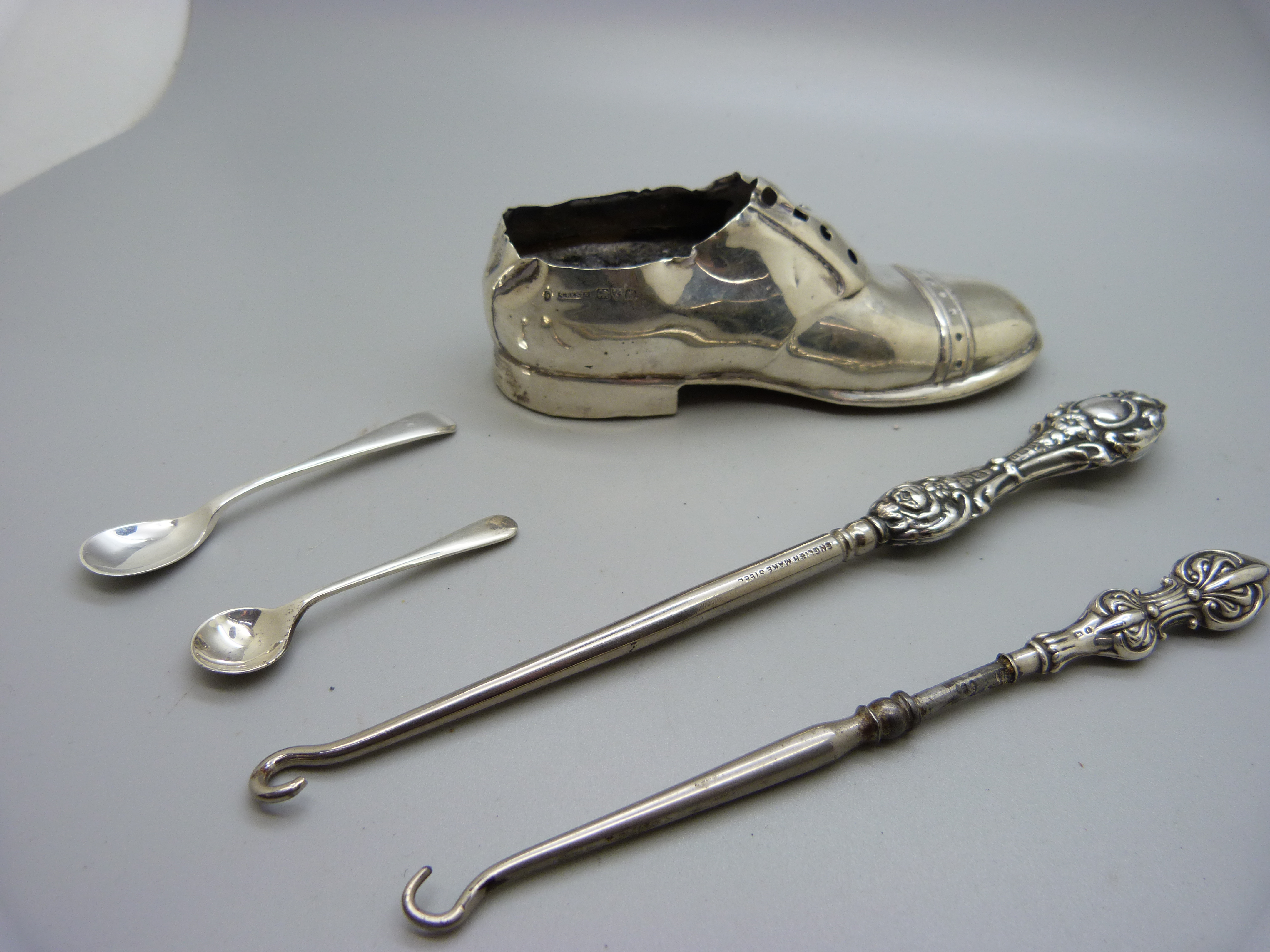 A novelty silver shoe pin cushion, a/f, two button hooks and two silver salt spoons - Image 2 of 2