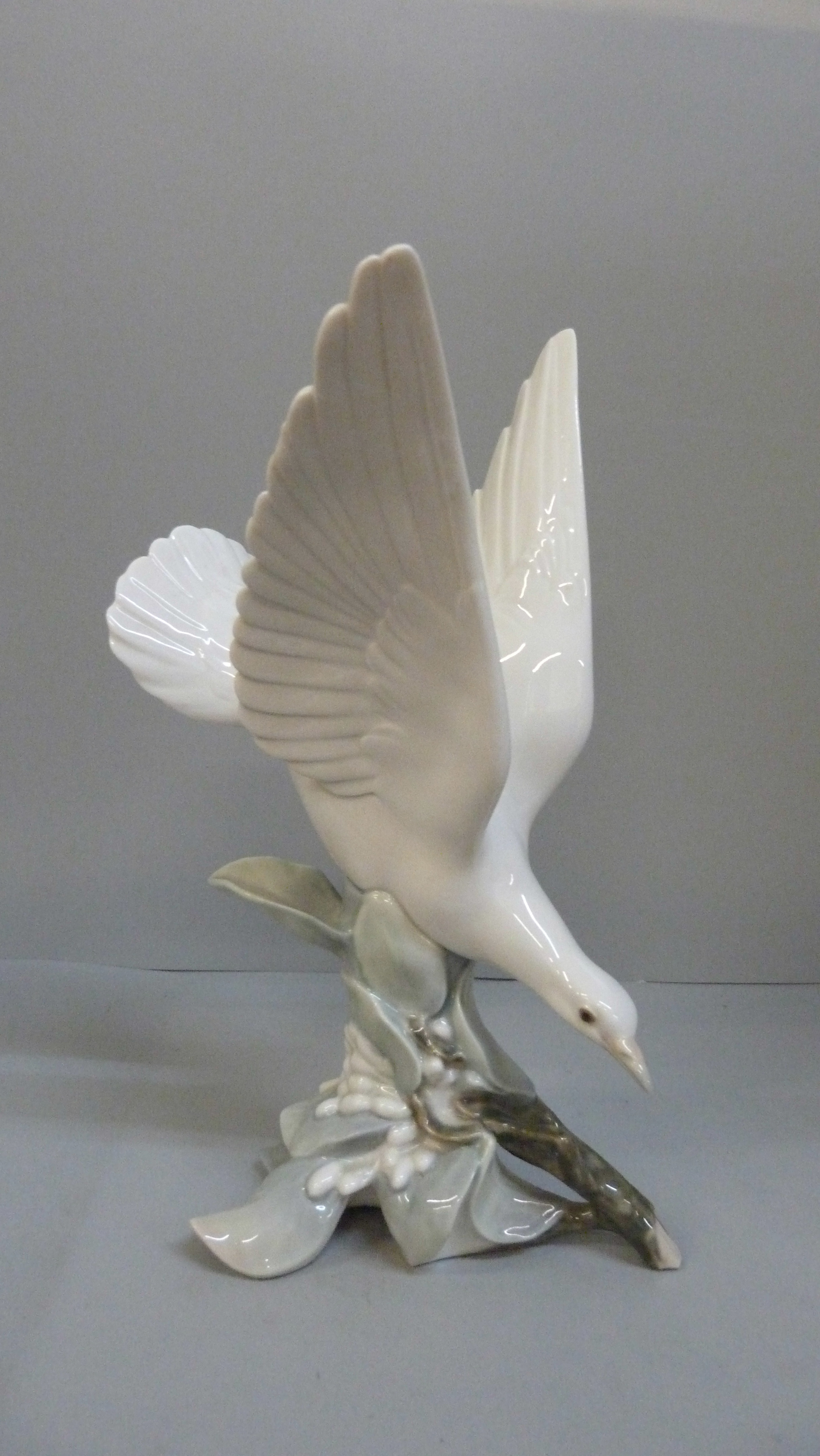 A large Lladro figure of a seagull - Image 2 of 2