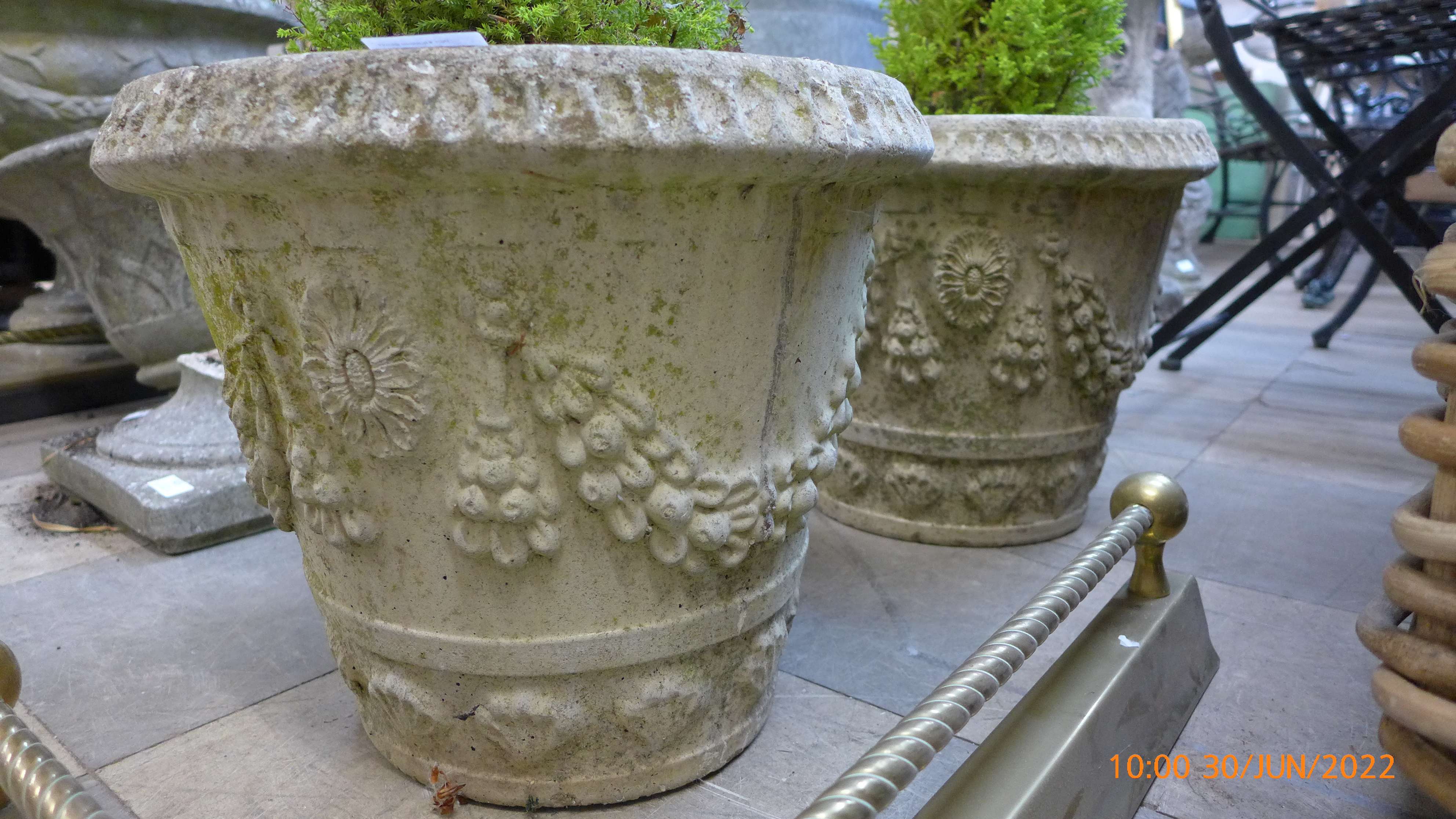 A pair of concrete garden urns - Image 2 of 2