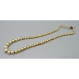 A faux pearl necklace with 9ct gold fastener