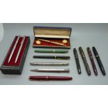 Five fountain pens with 14ct gold nibs, Conway Stewart 12, 28 and 103, Parker Duofold and Vacumatic,