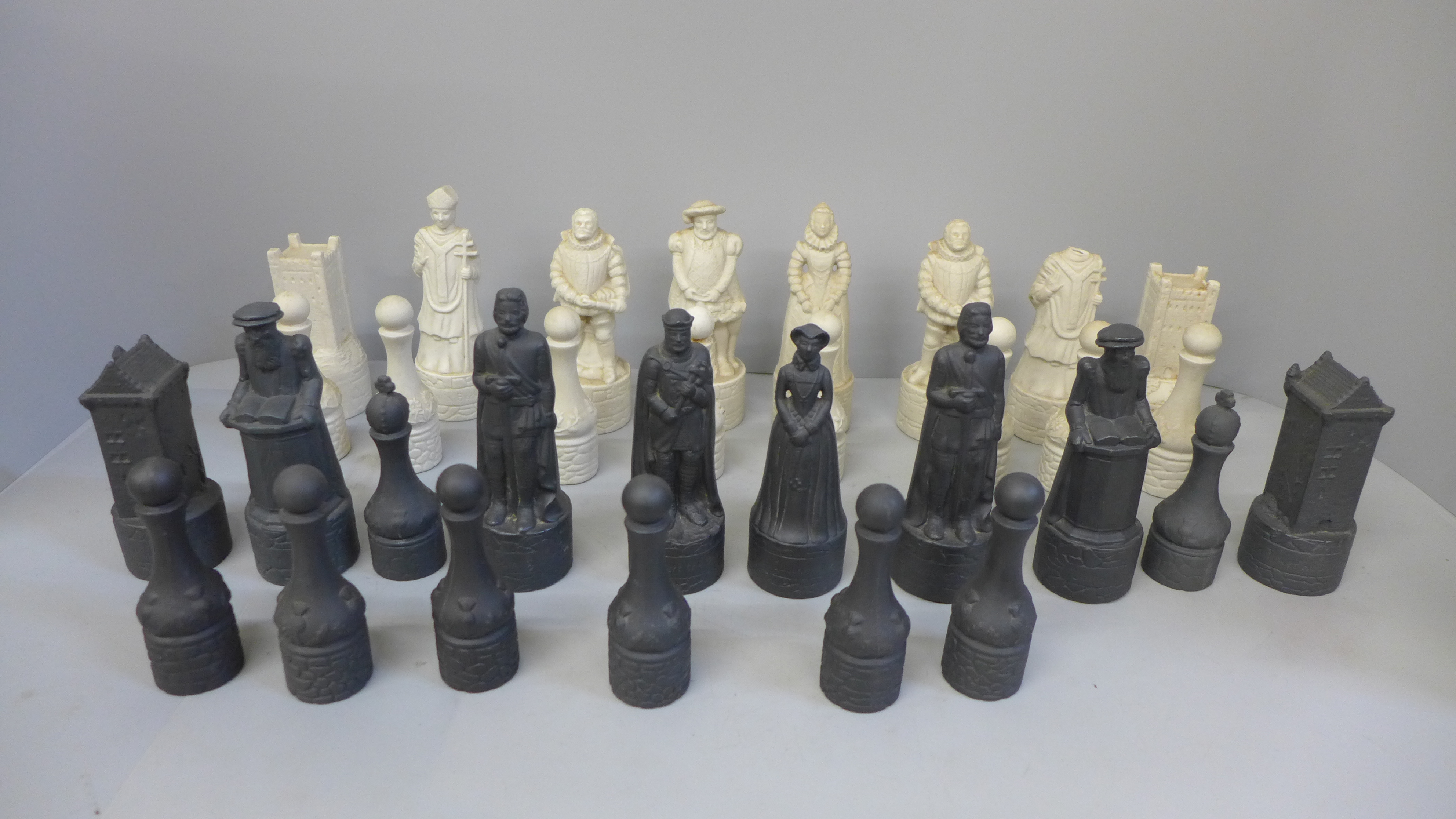 A Thistle and Rose Beneagles by Wade chess set, one figure a/f, (fifteen are decanters, two pawns - Image 2 of 2