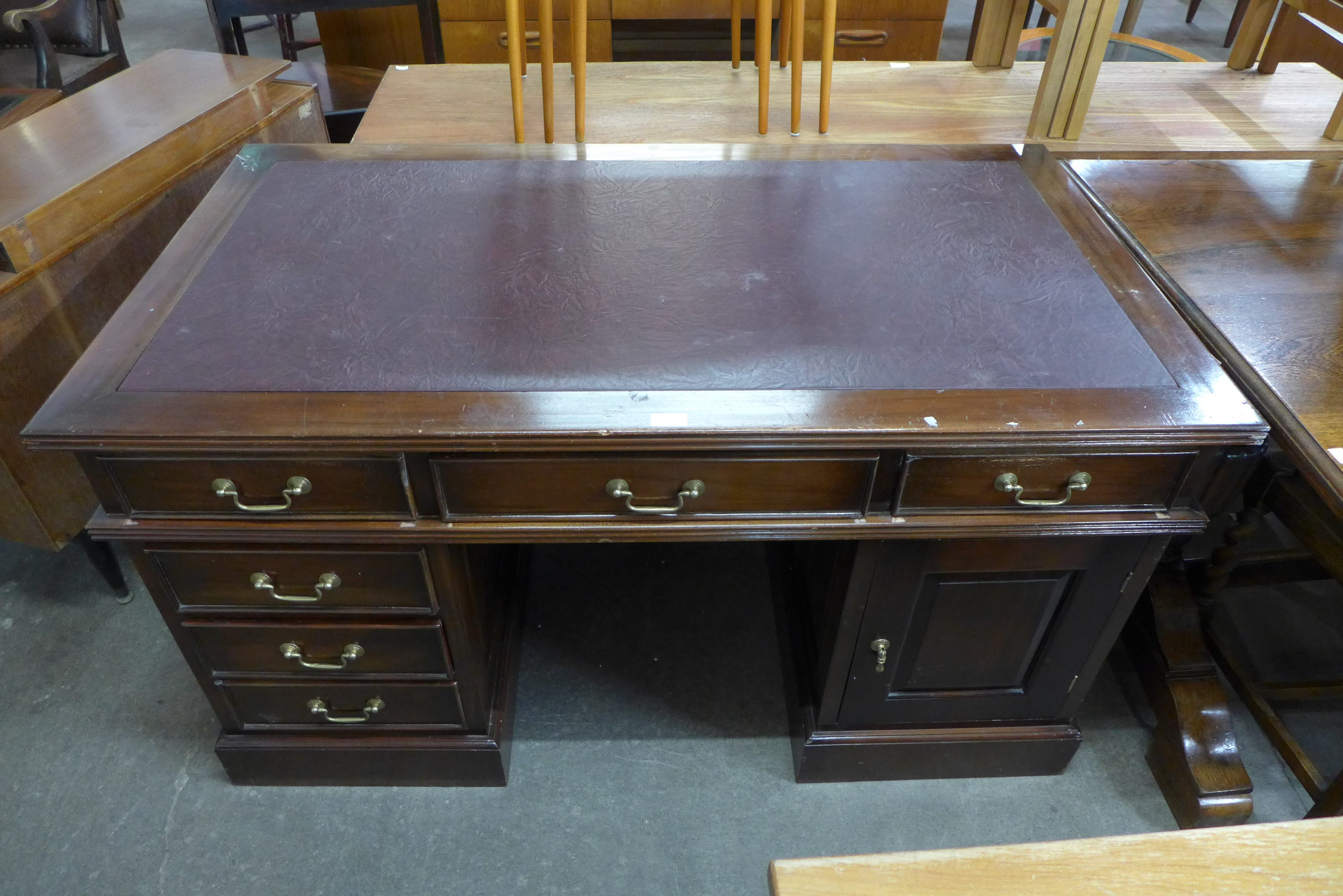 A mahogany and leather topped desk - Image 2 of 2