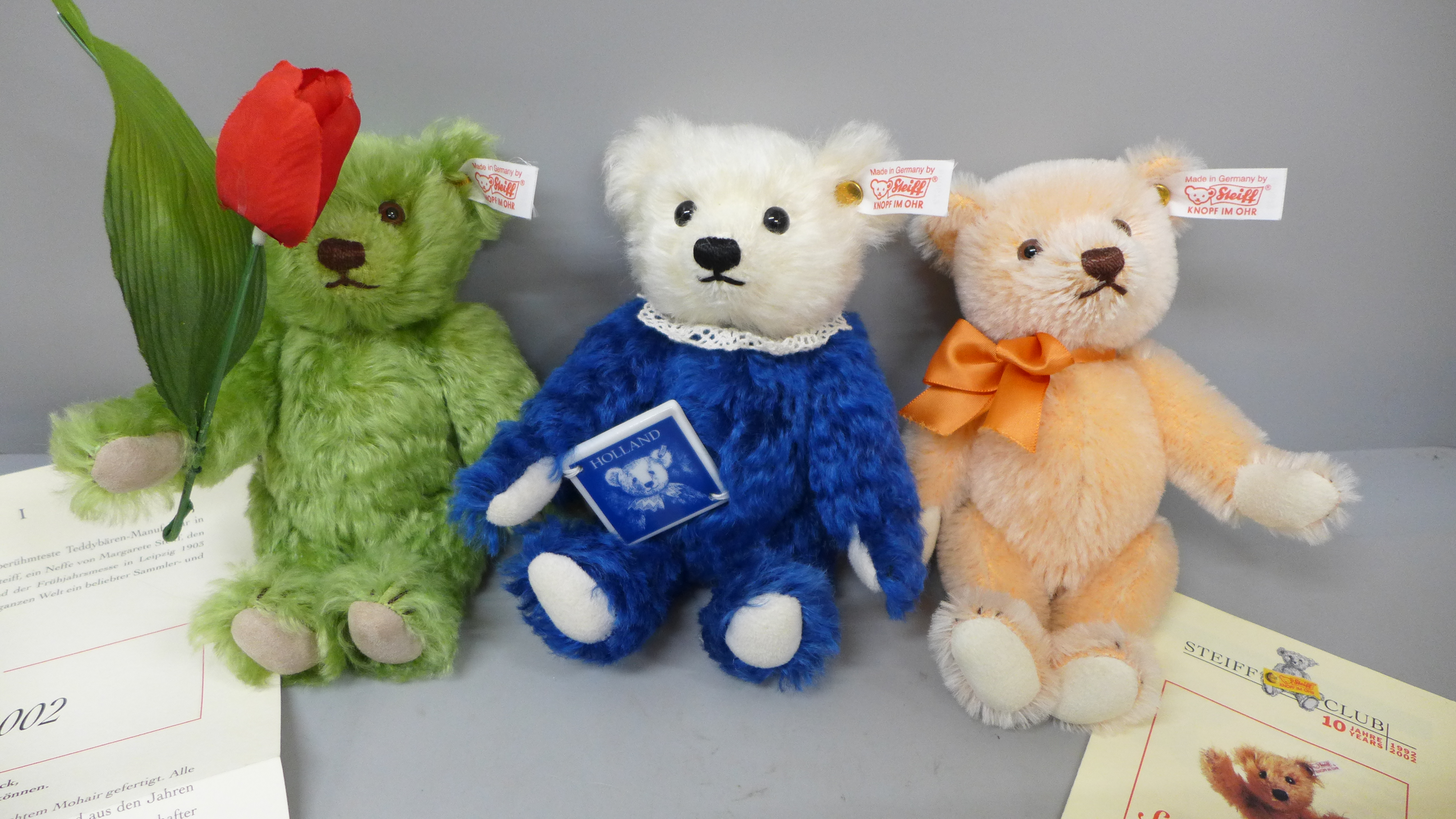 A set of three Steiff bears, Holland set 2002, boxed - Image 2 of 3