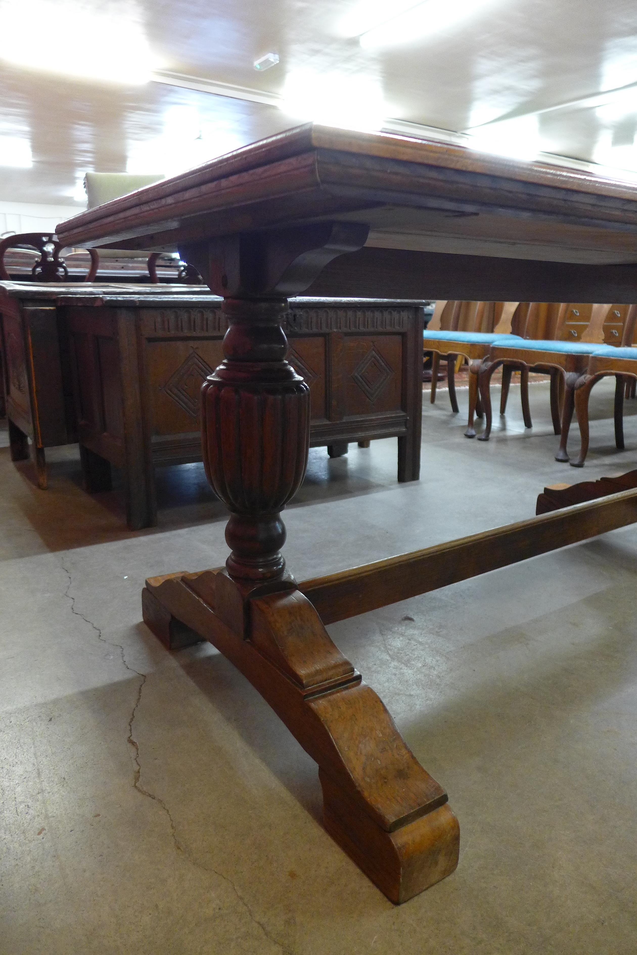 An oak refectory table - Image 3 of 3
