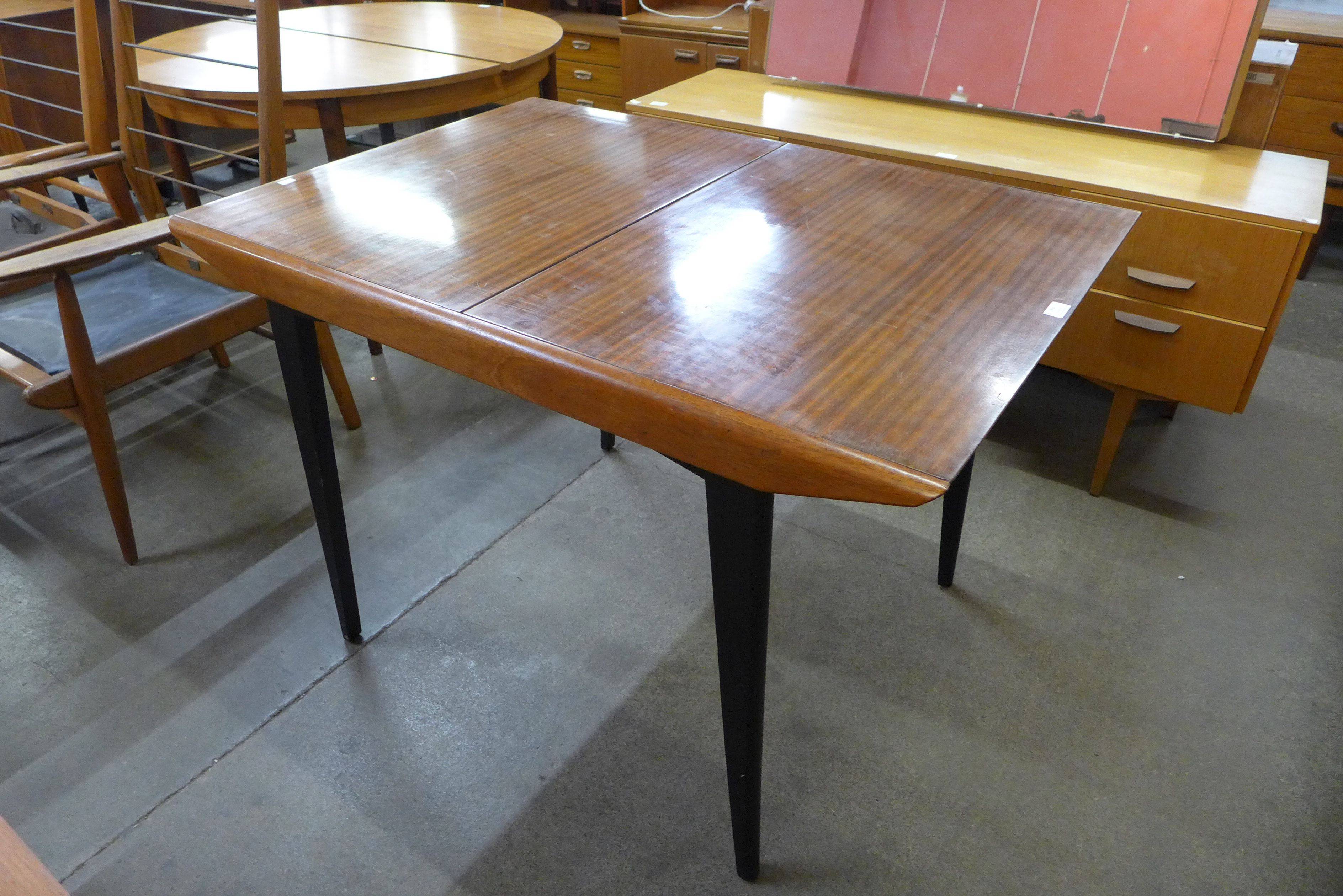 A tola wood and black extending dining table - Image 2 of 2