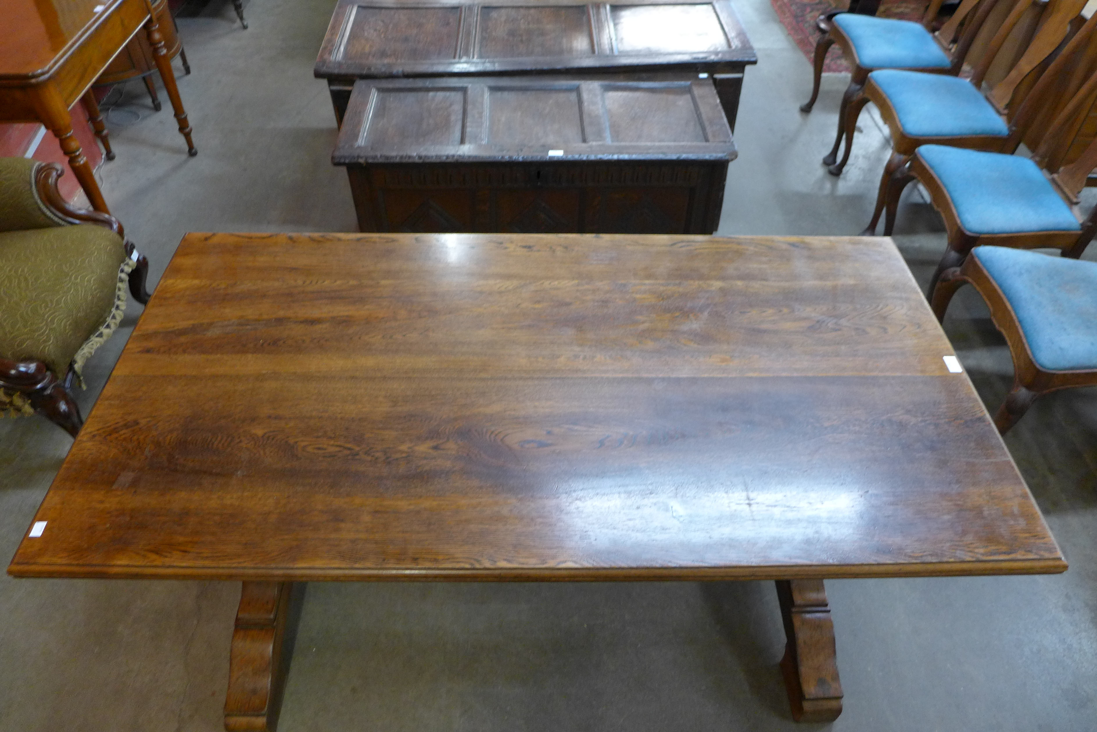 An oak refectory table - Image 2 of 3
