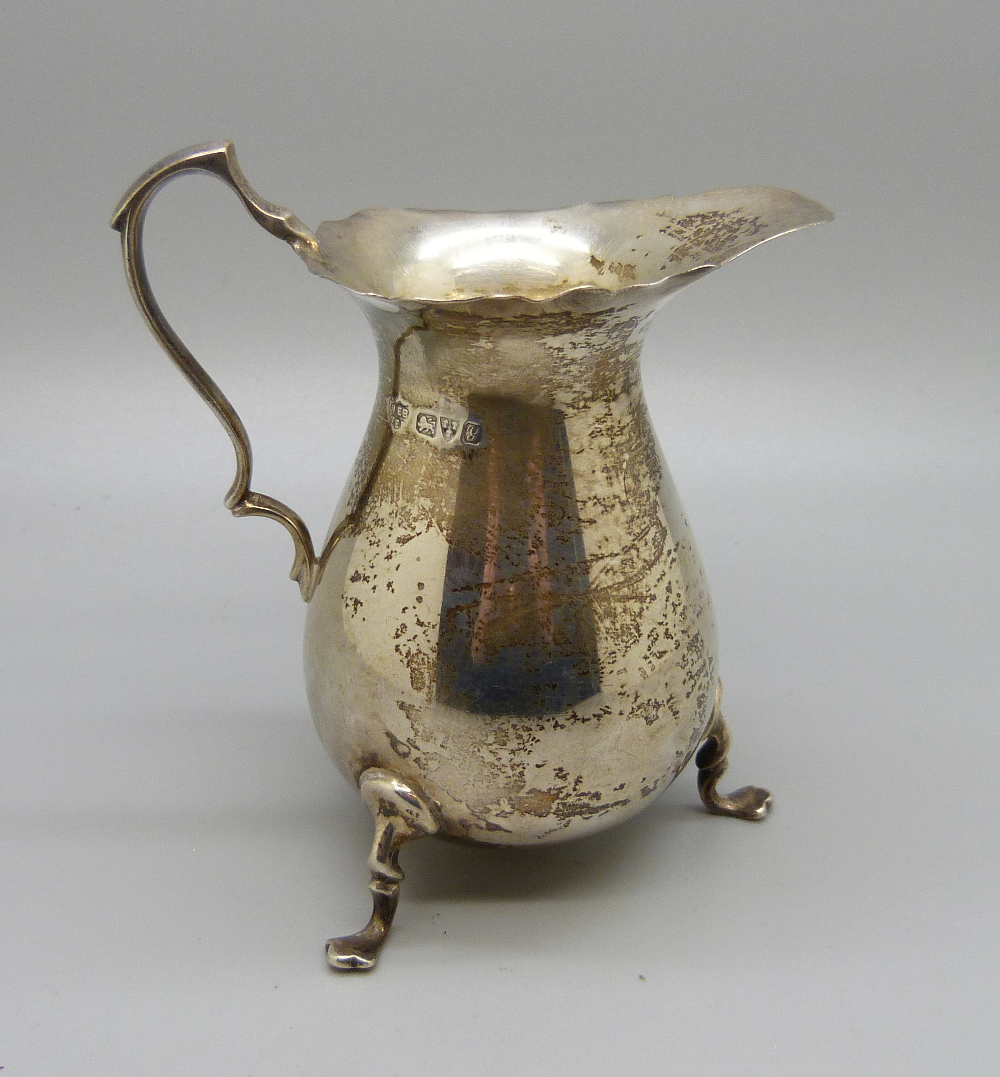 A silver cream jug, 92g