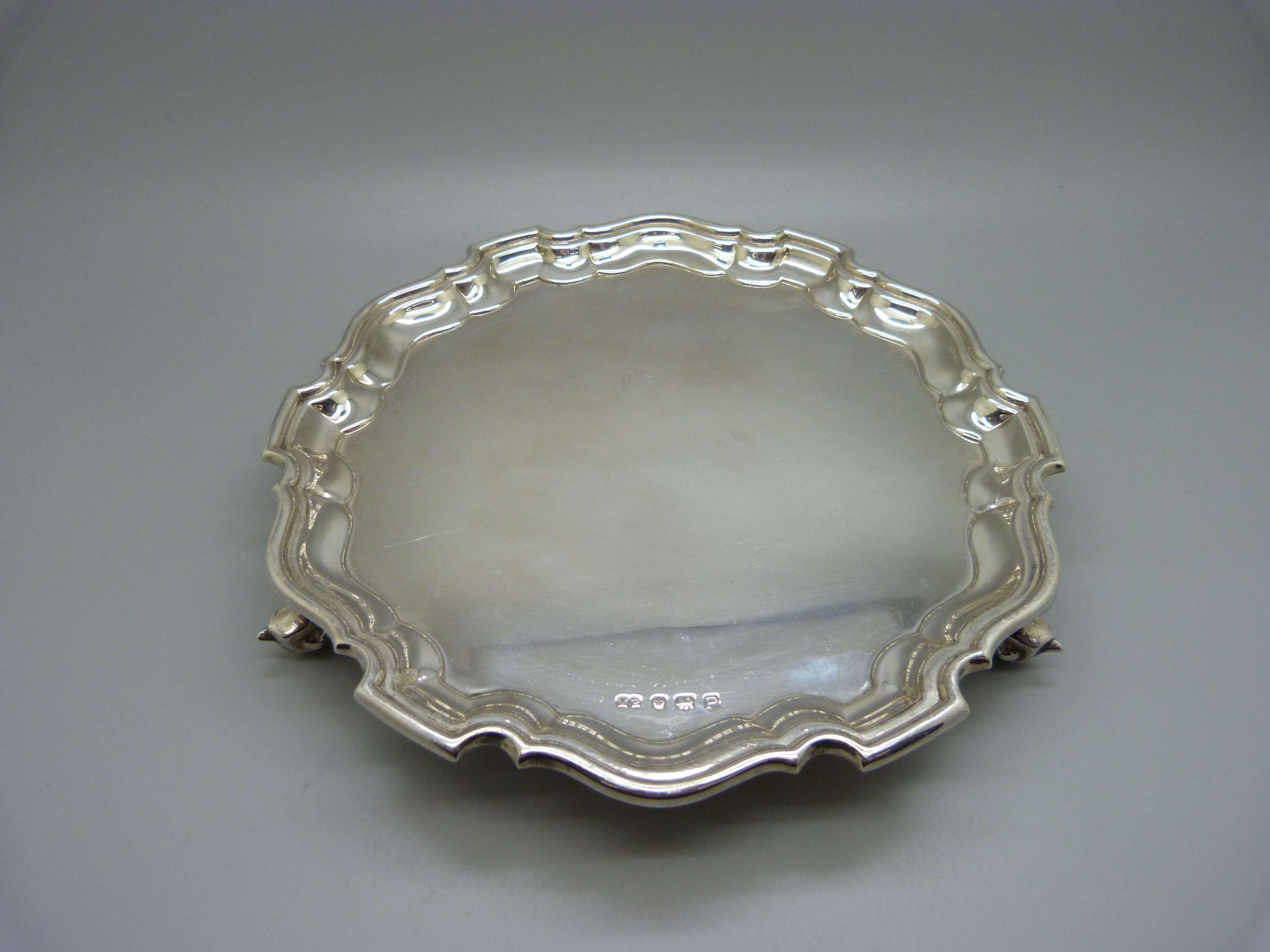 A silver tray on three feet, Sheffield 1957, 297g, 20.5cm - Image 3 of 4