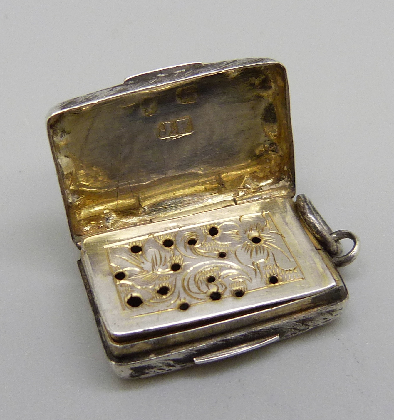 A Victorian silver vinaigrette, Birmingham 1861, 23mm x 15mm - Image 3 of 4