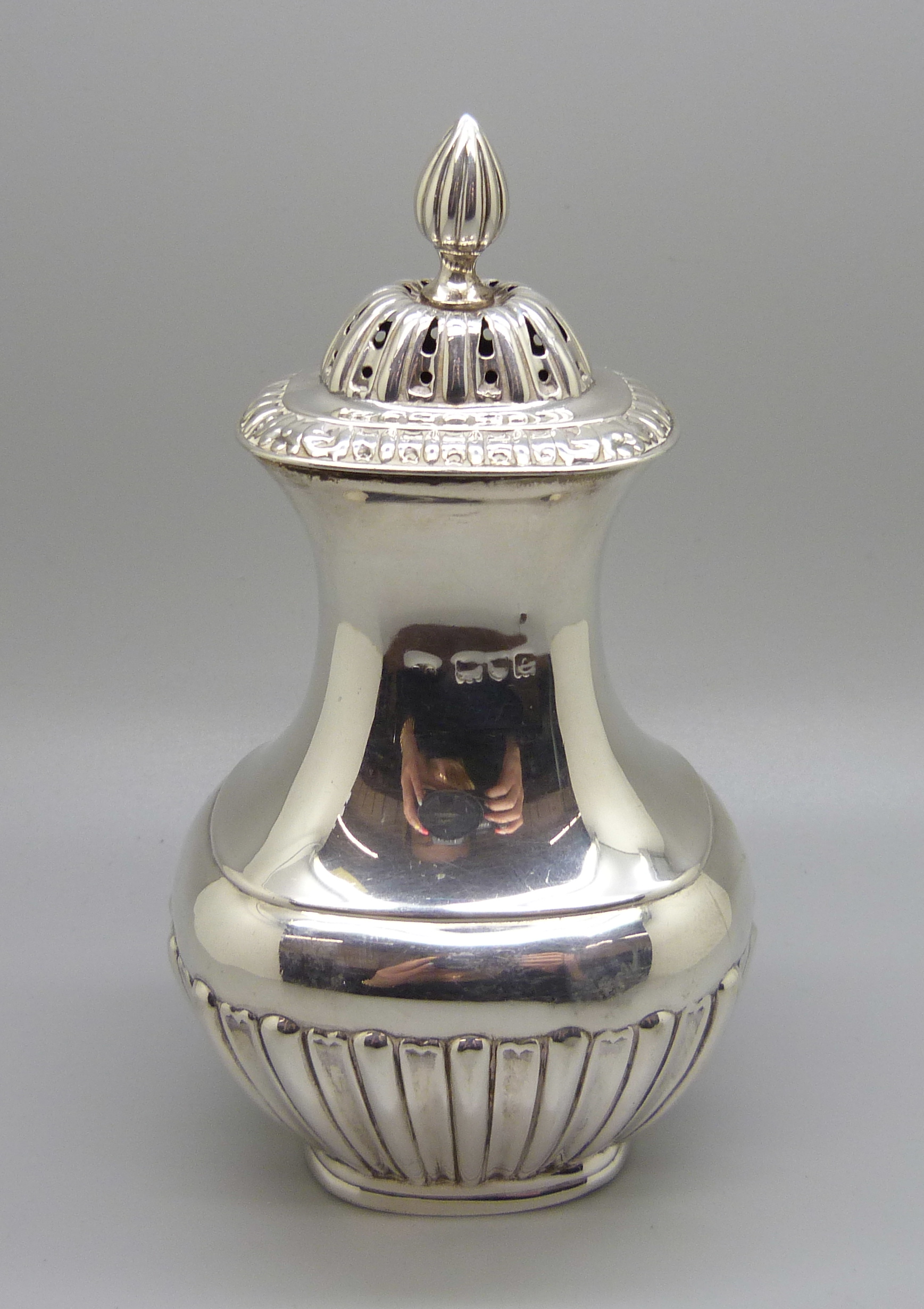 A silver caster, London 1900, 150g, 15cm