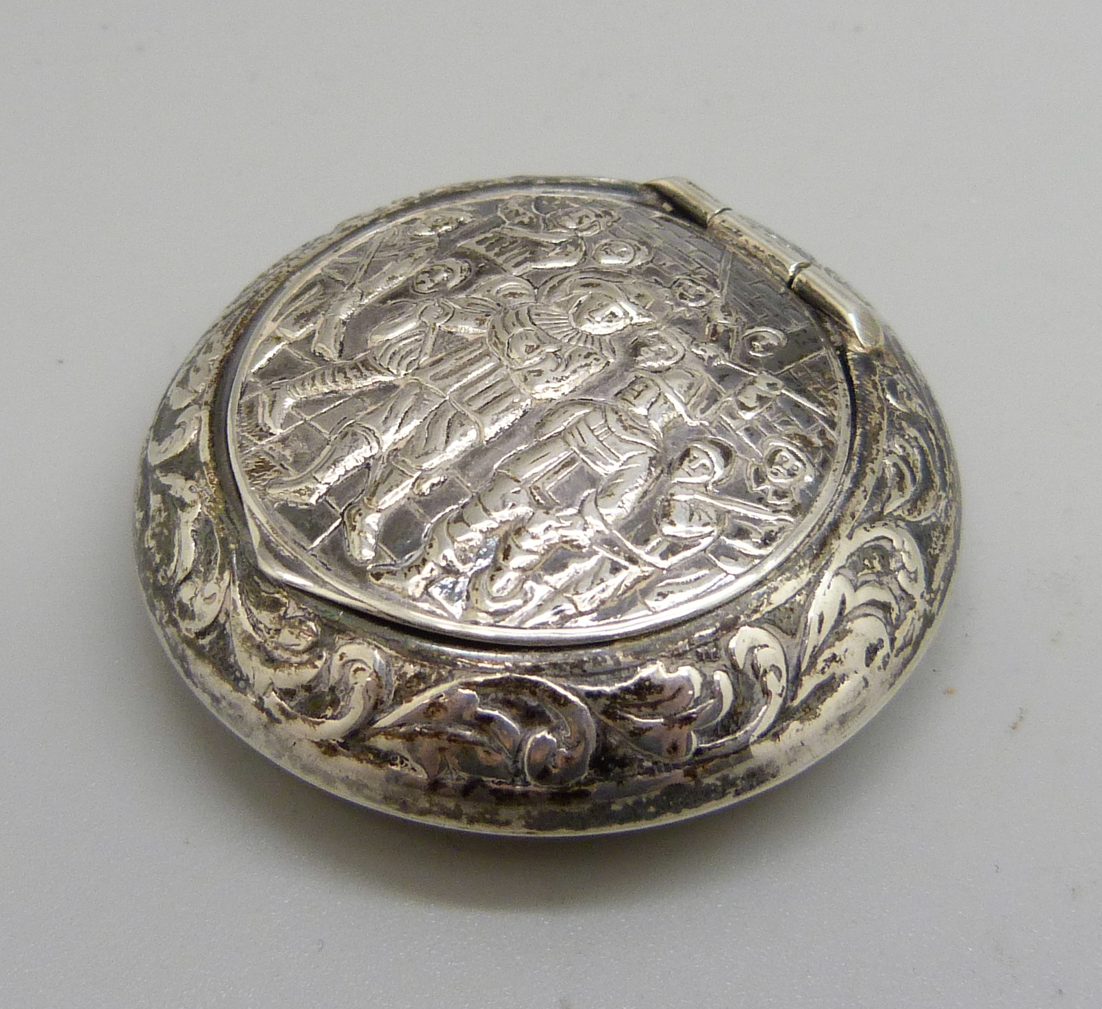 A Dutch silver pill box, diameter 45mm