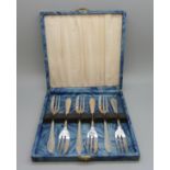 A cased set of six silver cake forks, Sheffield 1945, 106g