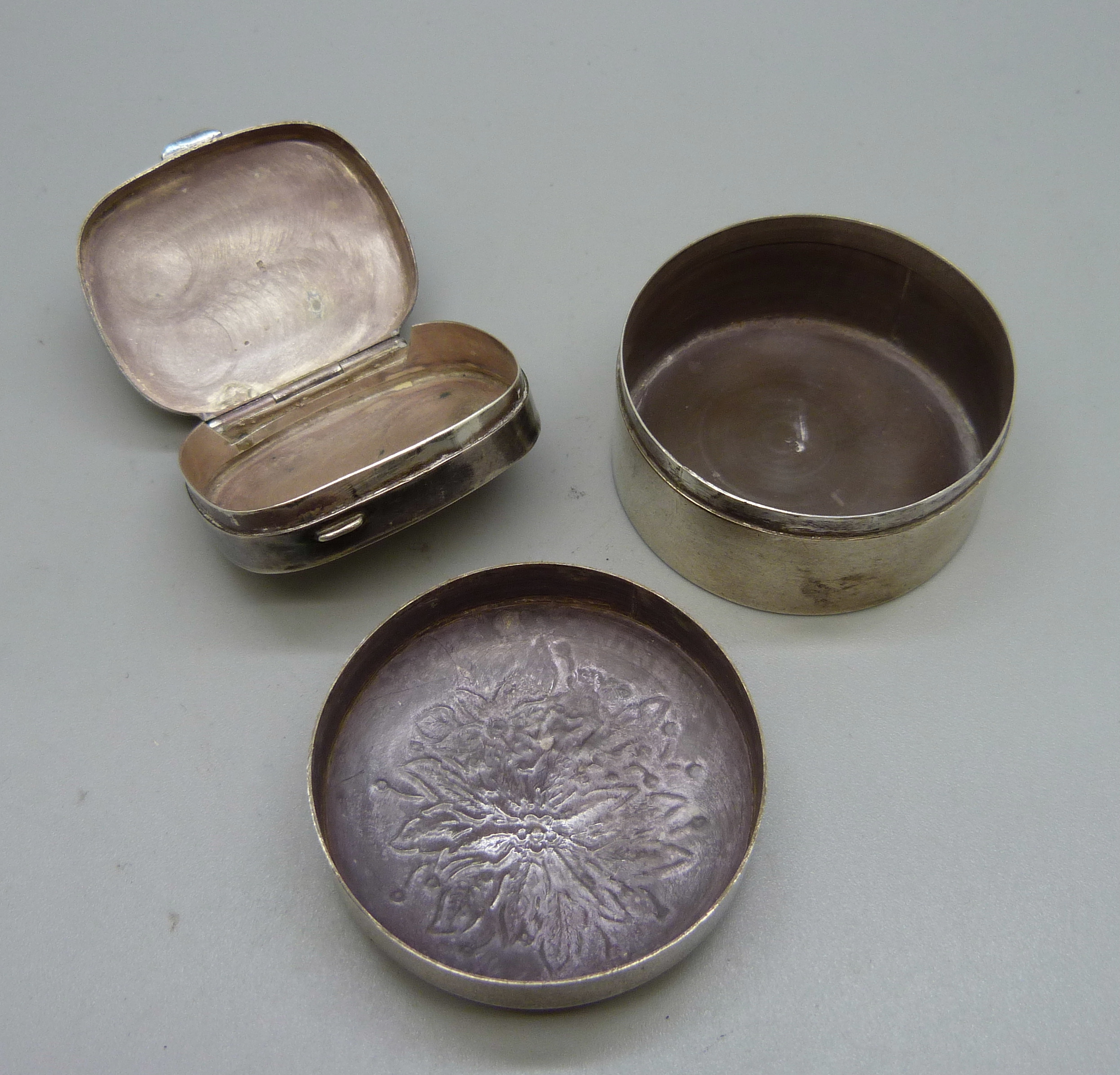 Two 925 silver pill boxes, with import marks, 55g, circular box 48mm in diameter - Image 3 of 3