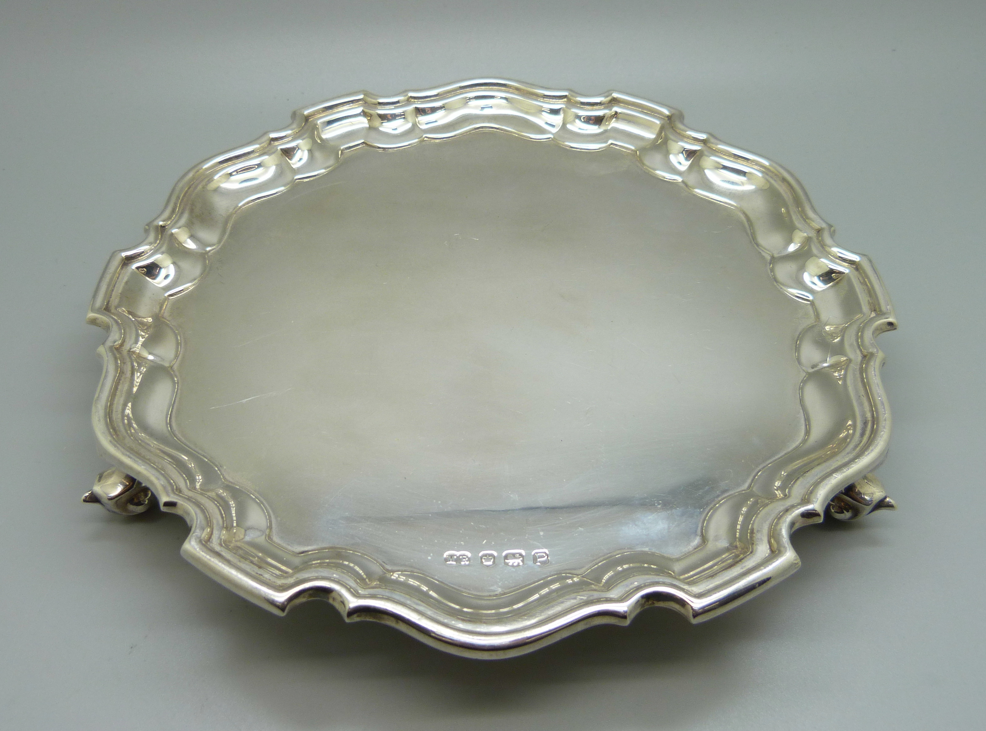 A silver tray on three feet, Sheffield 1957, 297g, 20.5cm