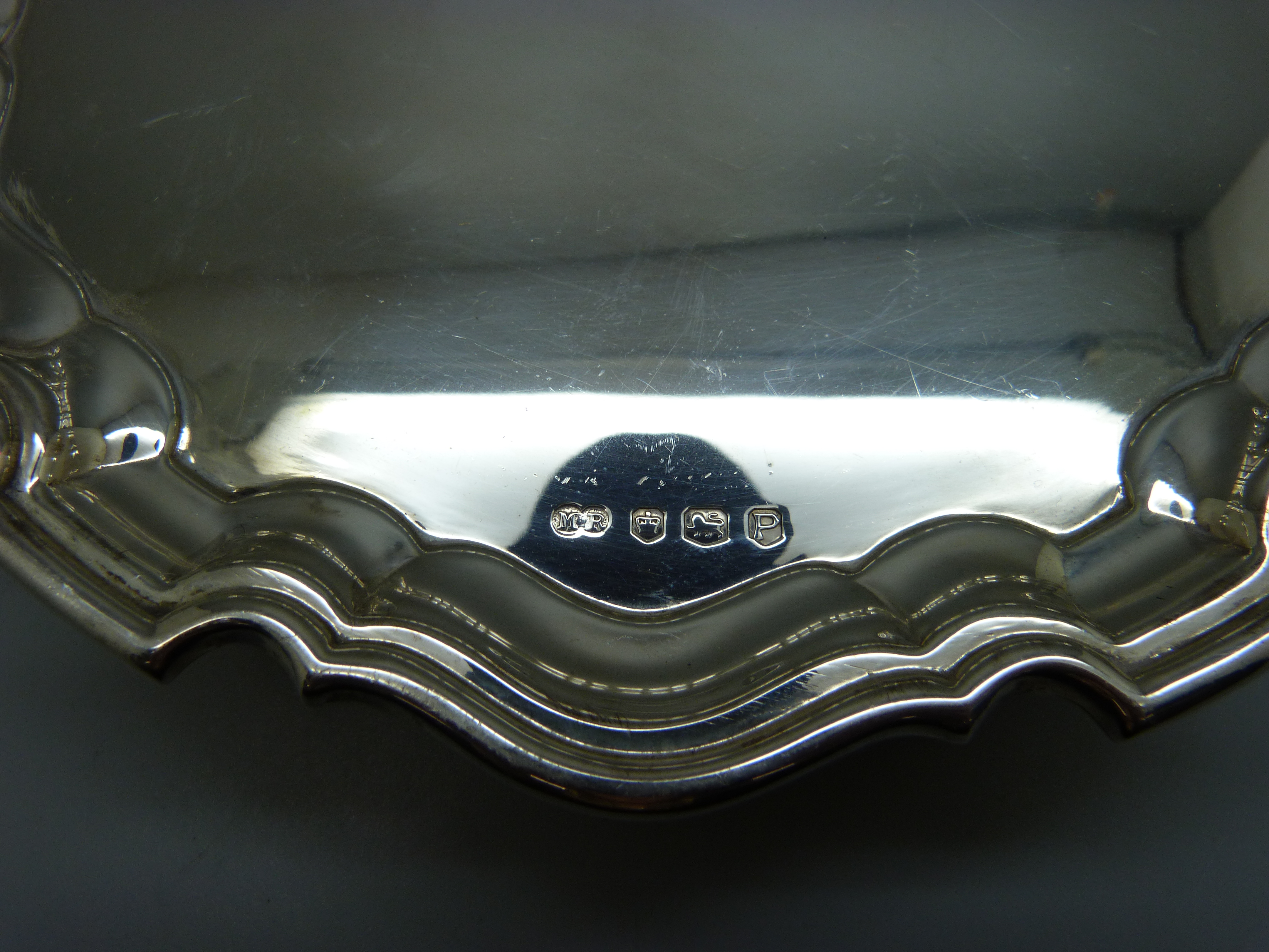 A silver tray on three feet, Sheffield 1957, 297g, 20.5cm - Image 2 of 4