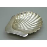 A silver shell-shaped dish, 40g