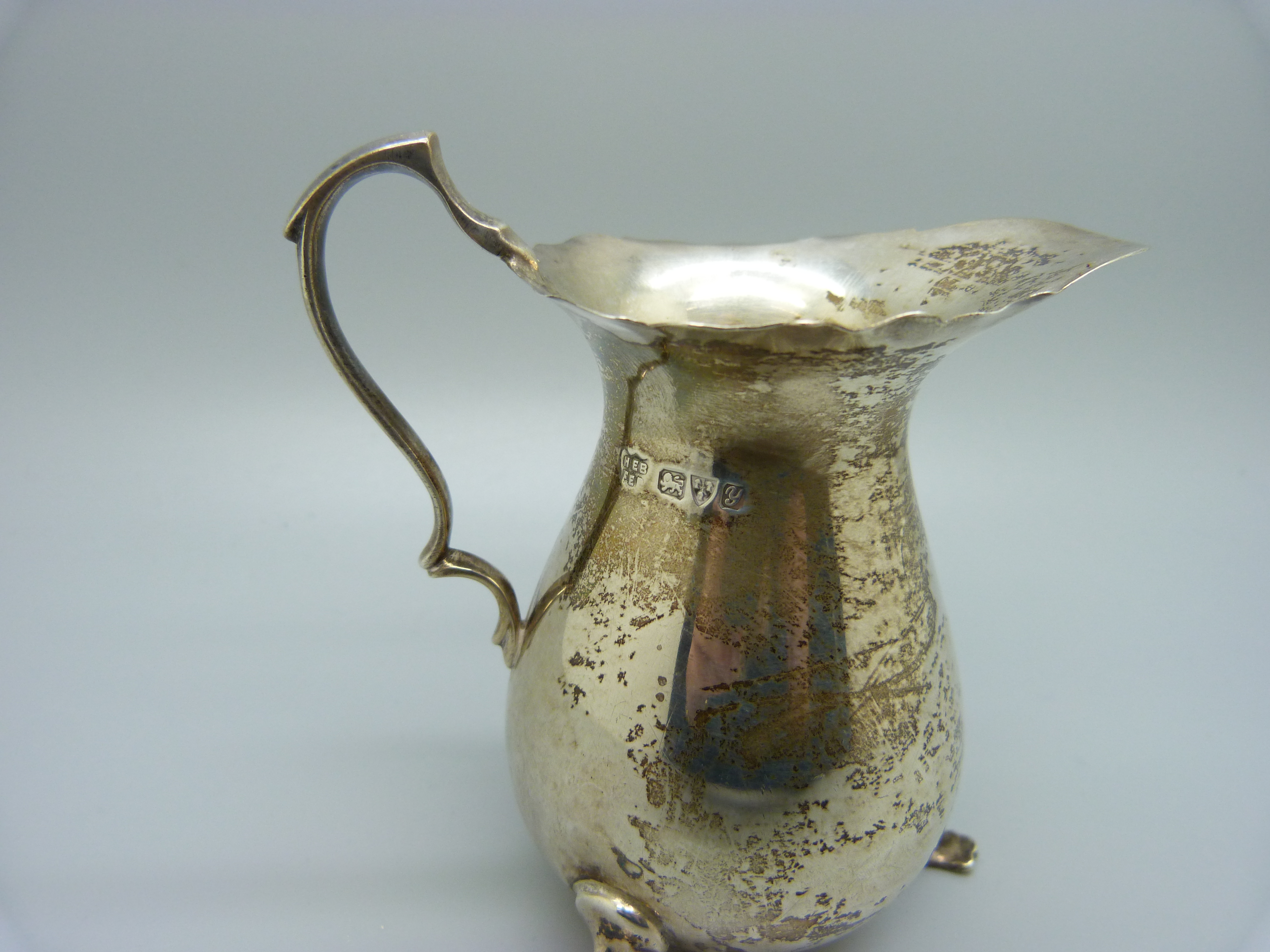 A silver cream jug, 92g - Image 2 of 3