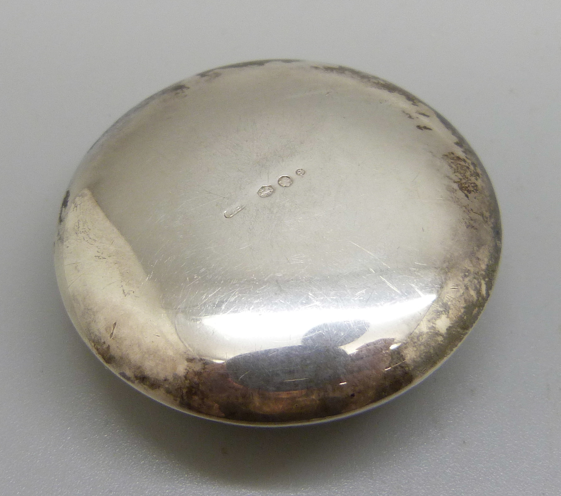 A Dutch silver pill box, diameter 45mm - Image 3 of 4