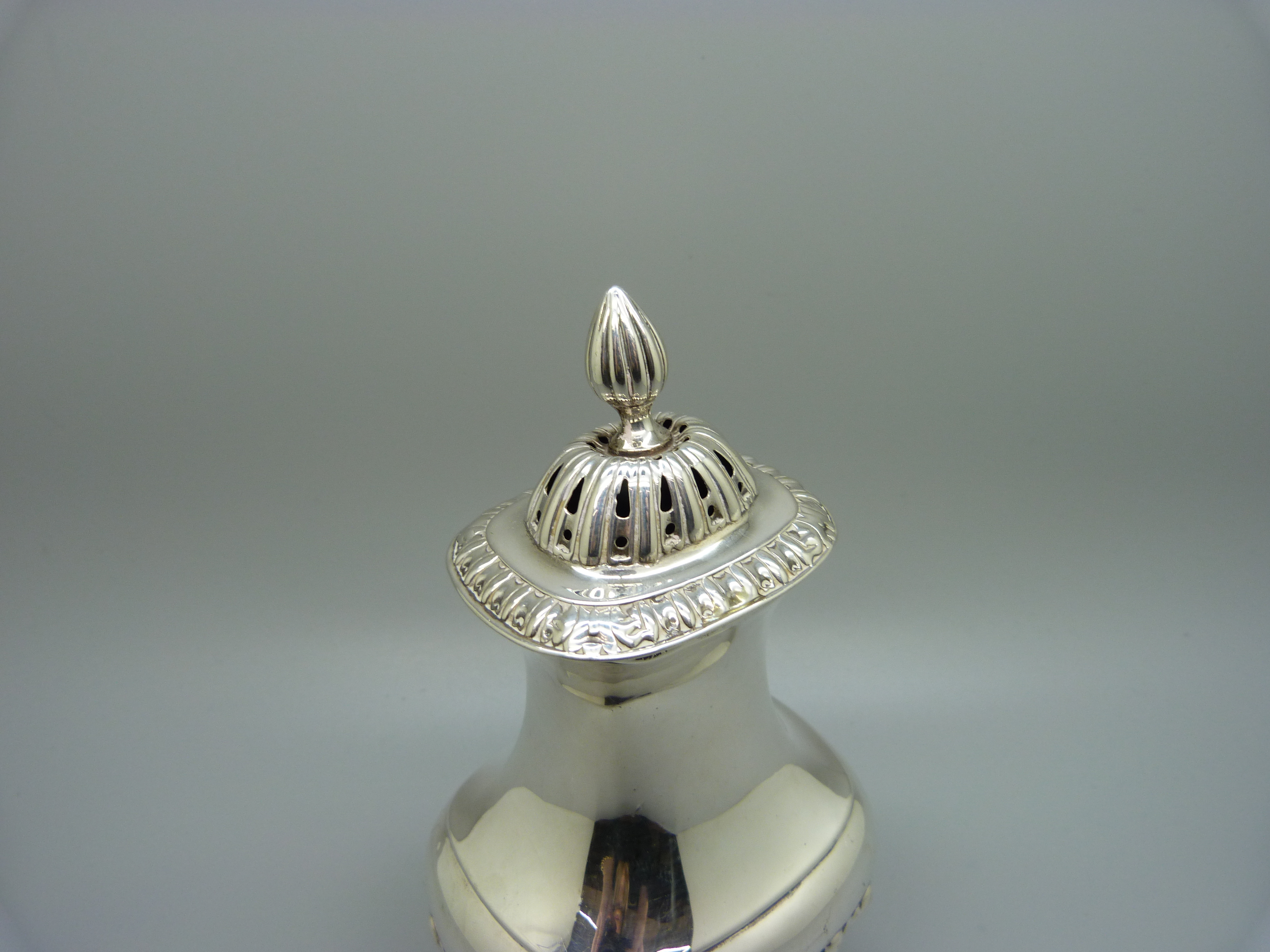 A silver caster, London 1900, 150g, 15cm - Image 3 of 3