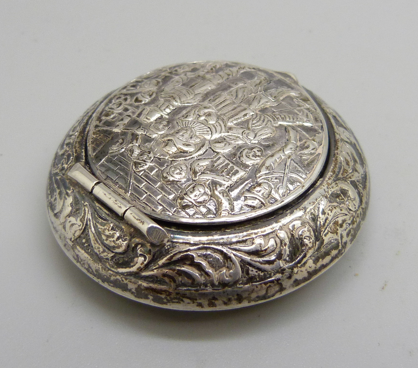 A Dutch silver pill box, diameter 45mm - Image 2 of 4