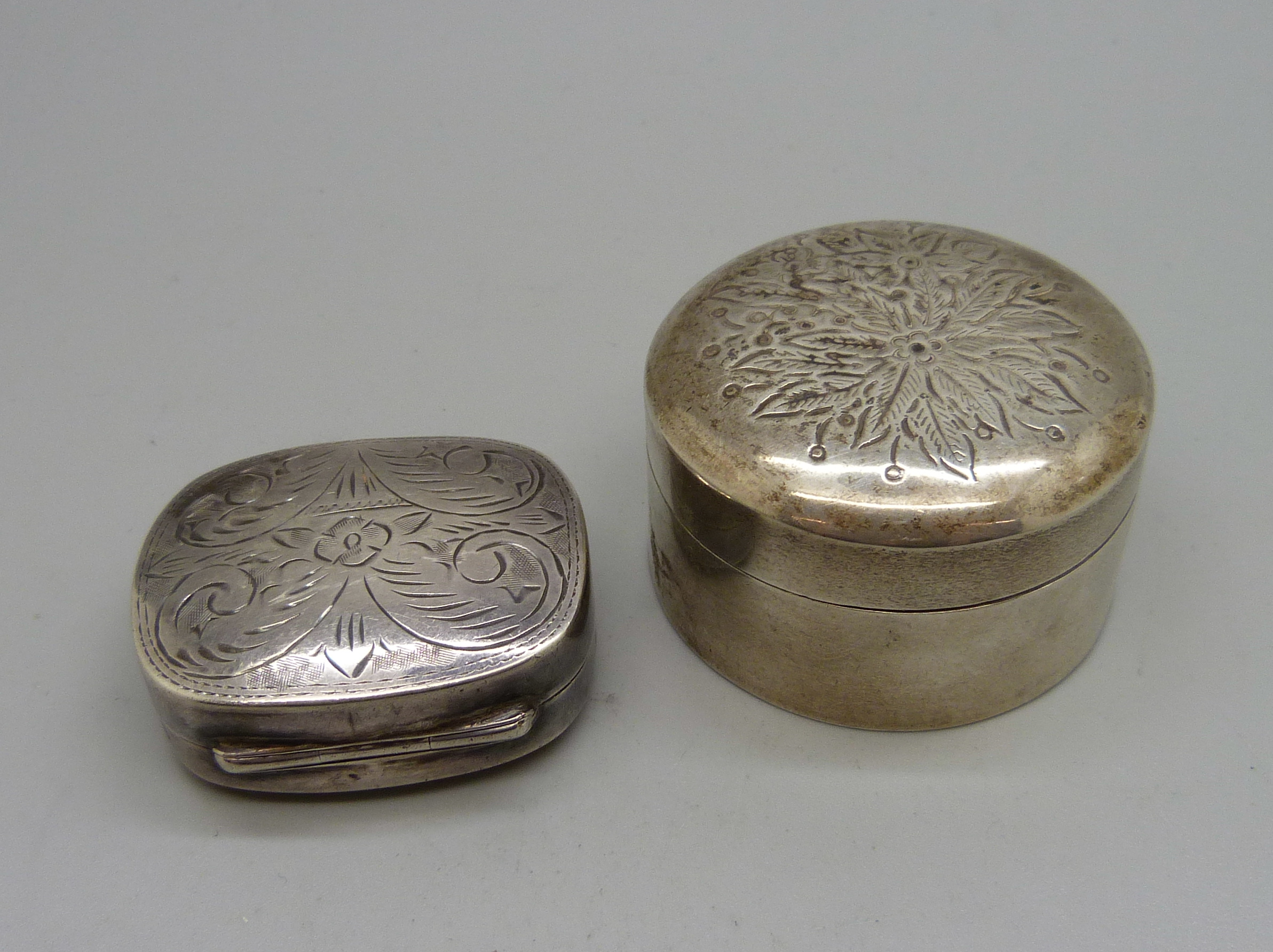 Two 925 silver pill boxes, with import marks, 55g, circular box 48mm in diameter - Image 2 of 3