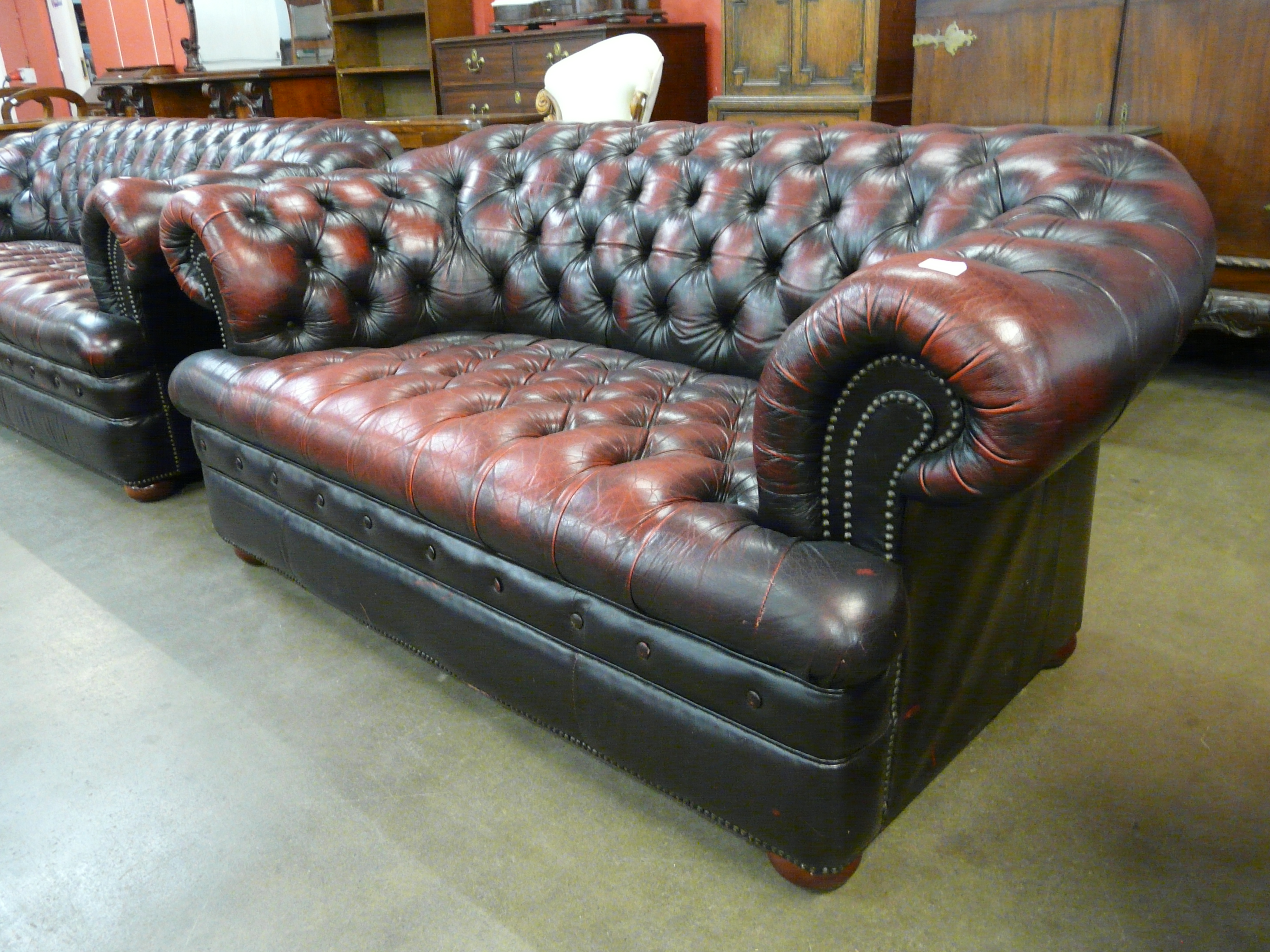 An oxblood red leather Chesterfield settee - Image 2 of 2